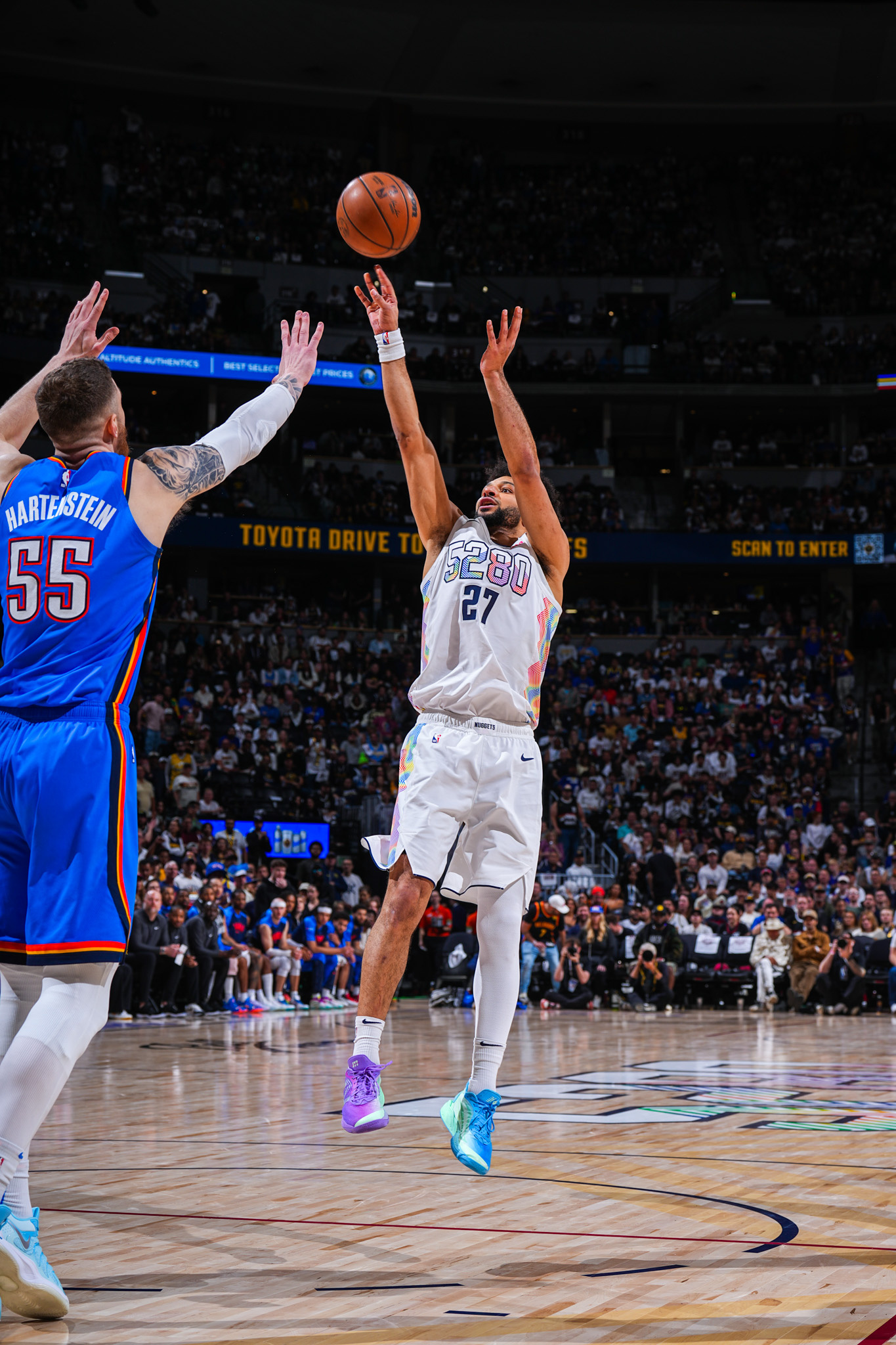 掘金全队合力防守,阻止对手得分 掘金全队合力防守,阻止对手得分