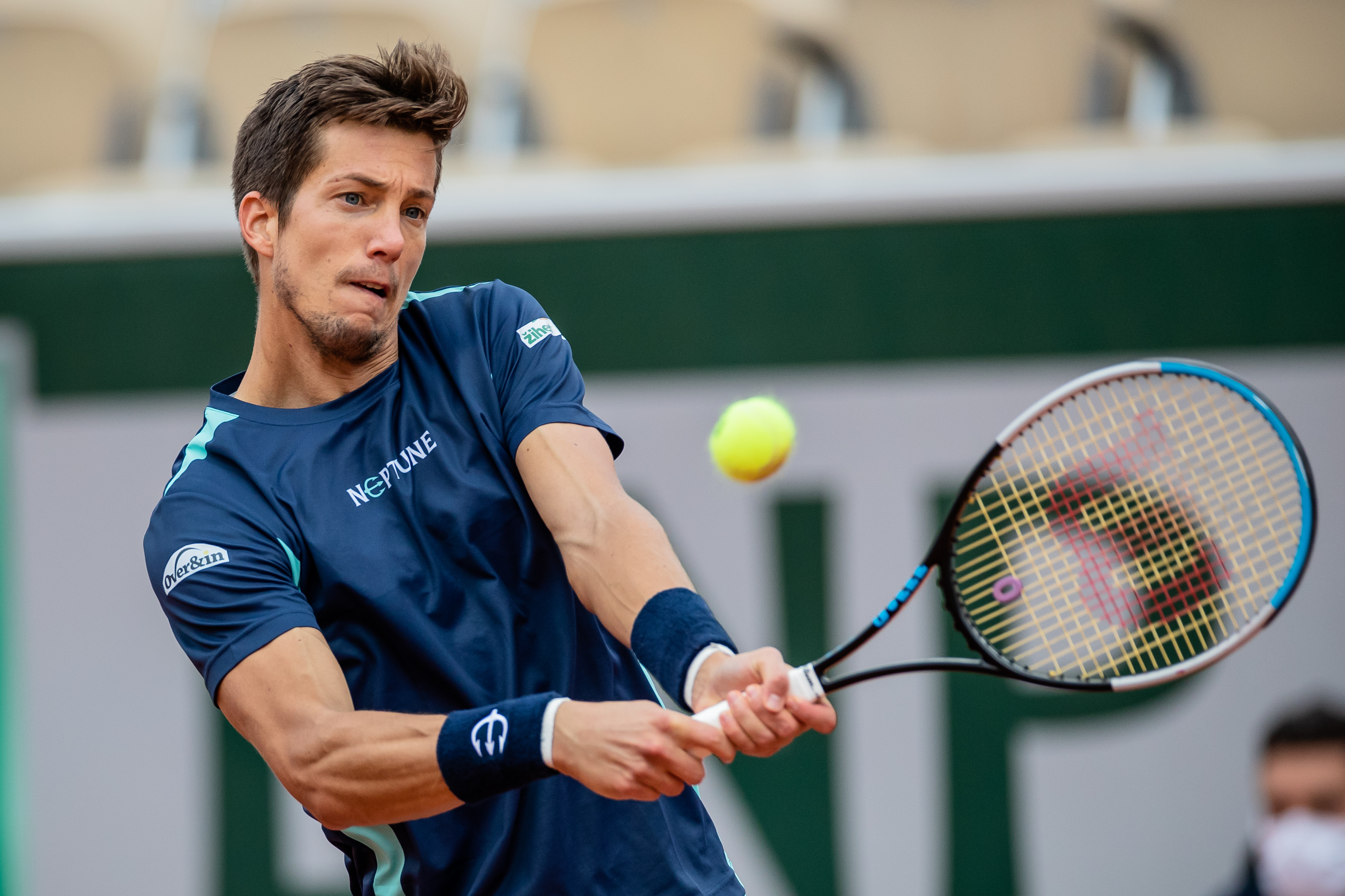 法国网球队强势英国网球队，西西帕斯完成帽子戏法