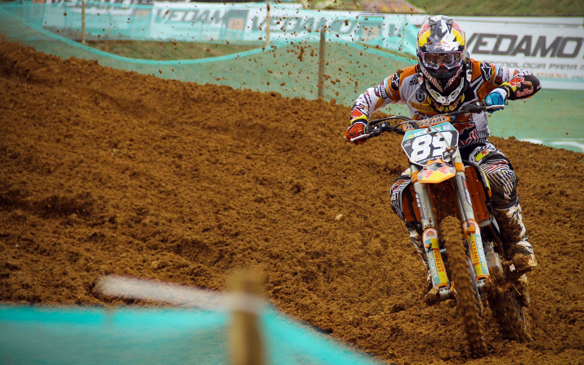 F1新赛季揭幕战之夜，奥纳纳如何以独特节奏带动全队